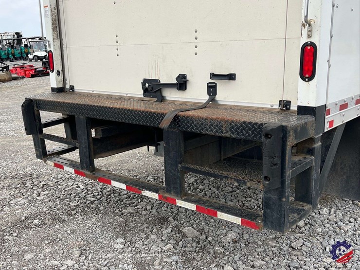 2019-isuzu-npr-image-26