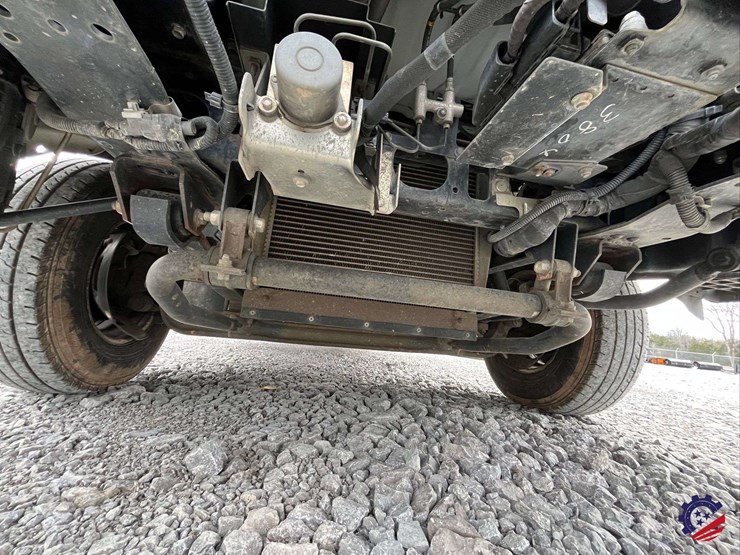 2019-isuzu-npr-image-17