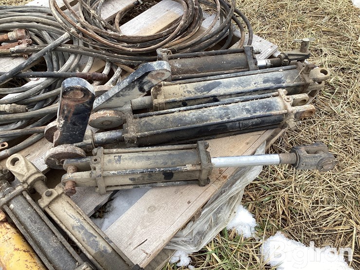 hydraulic-cylinders-and-hoses-image-11