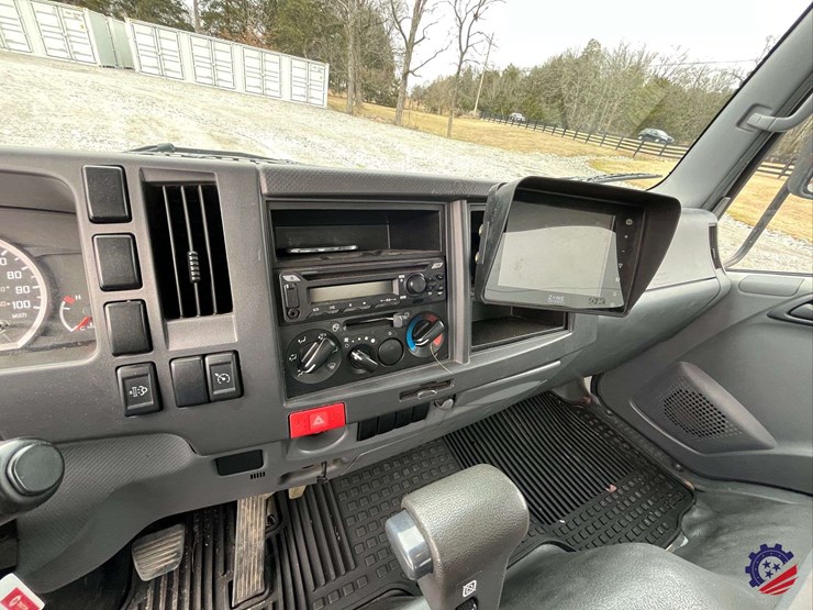 2019-isuzu-npr-image-67