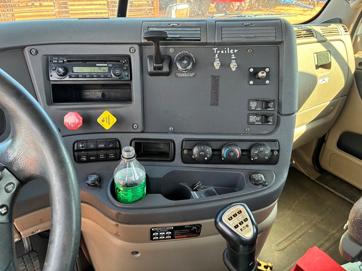 #t8415-•-freightliner-truck-image-12