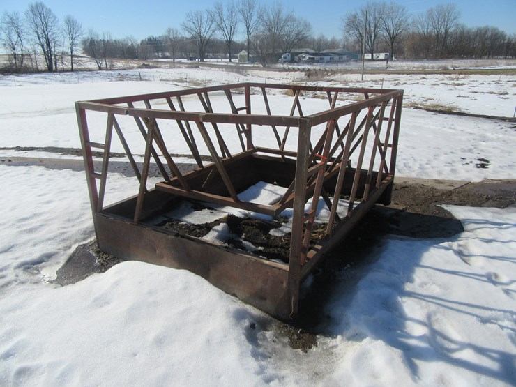 #8972-•-pmc-500-round-bale-feeder-image-1