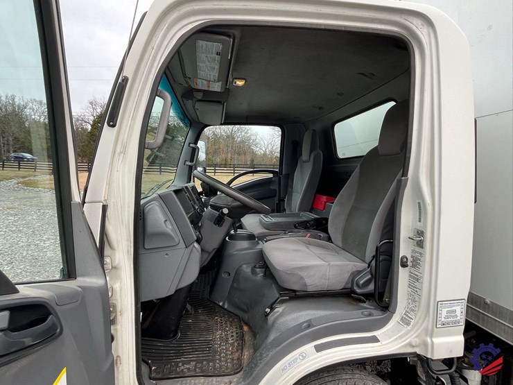 2019-isuzu-npr-image-60