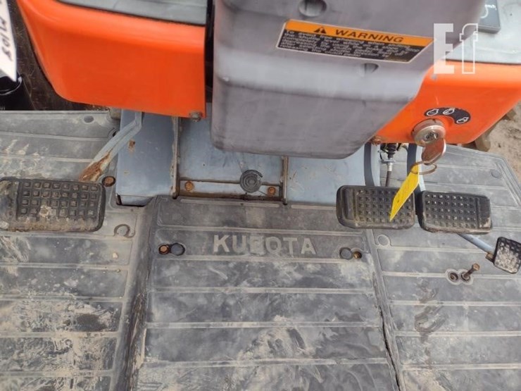 10-kubota-m108-tractor-image-7