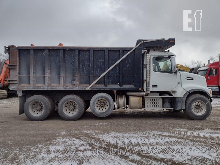 12-volvo-vhd-dump-truck^title^-image-3