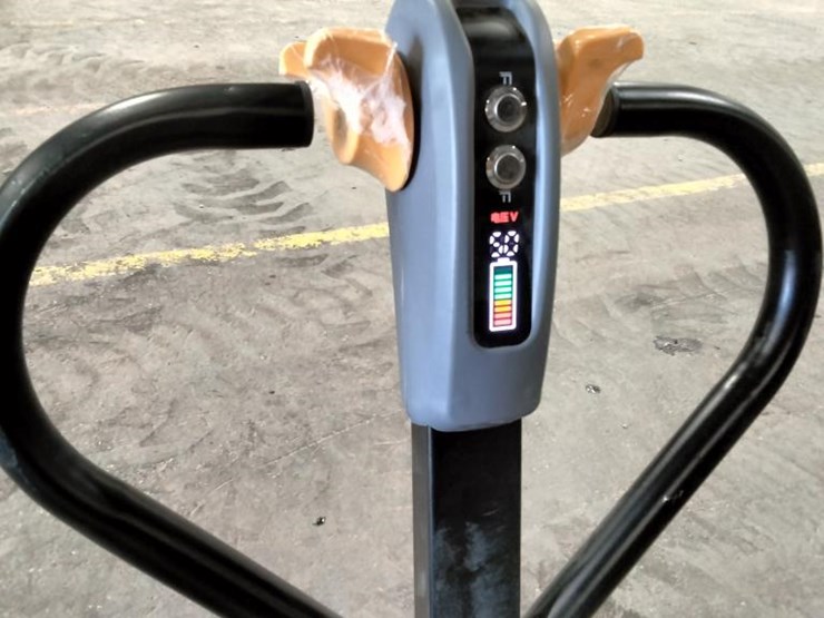 #152-•-motorized-pallet-jack-image-4