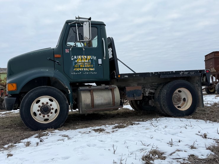 1999-international-8100-image-1