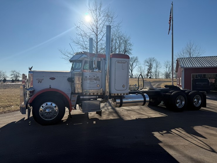 1974-peterbilt-359-image-3