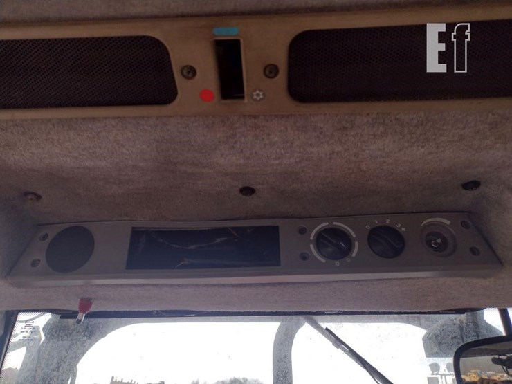 2002-massey-ferguson-4233-image-11