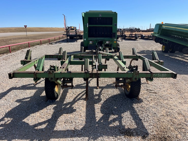 #t15180-•-john-deere-chisel-plow-image-2