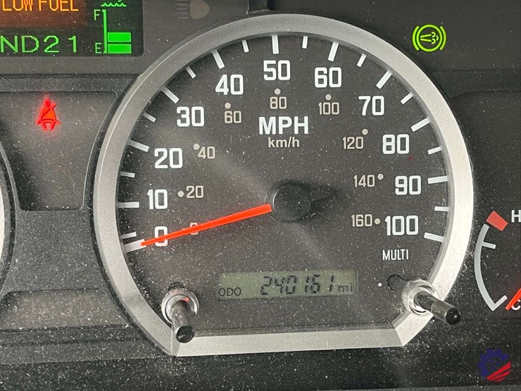 2019-isuzu-npr-image-70