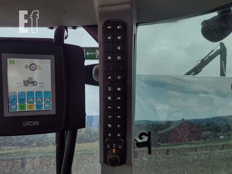 jcb-fastrac-4220-image-11