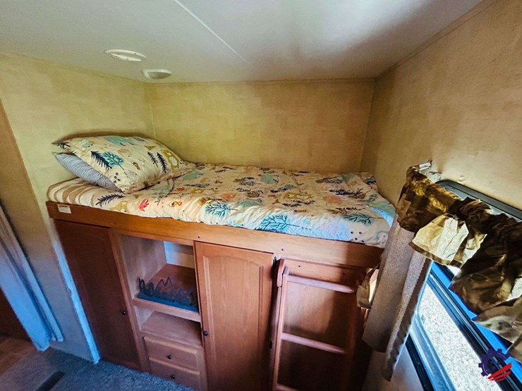 2011-keystone-hornet-platinum-31rbds-t/a-camper-trailer-image-104