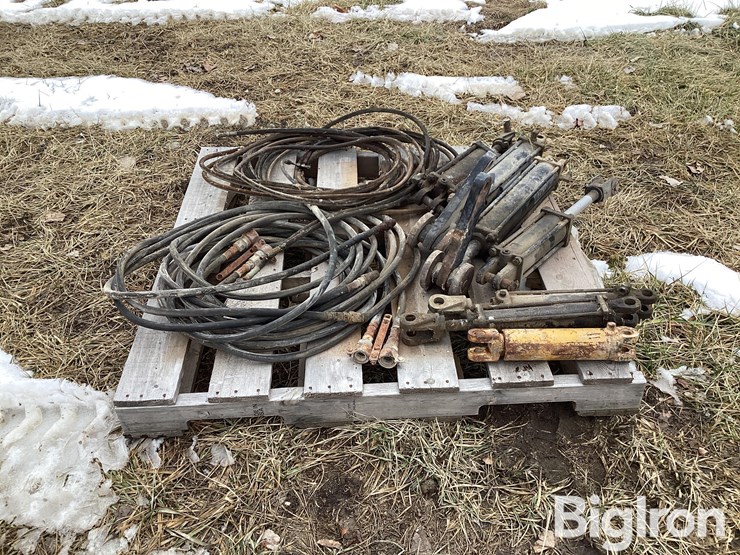 hydraulic-cylinders-and-hoses-image-4