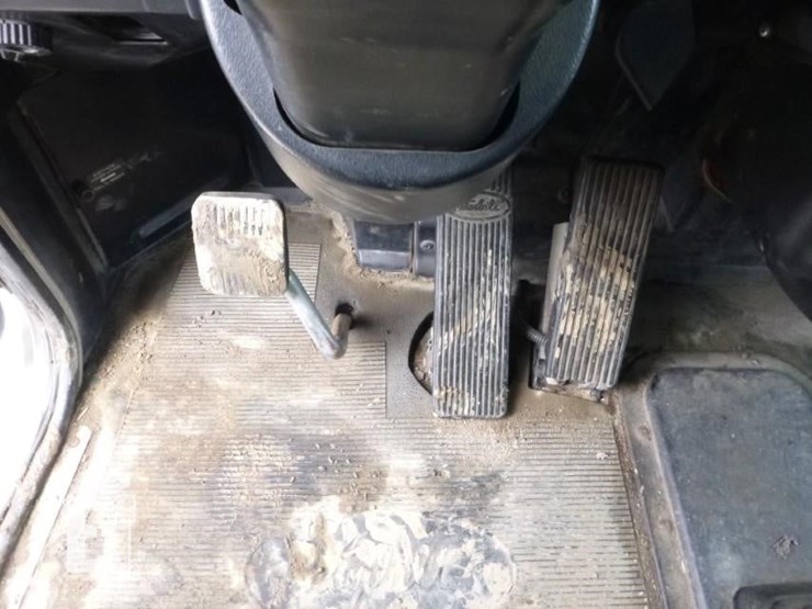 2000-peterbilt-330-image-10