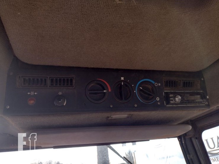 1996-case-ih-3230-image-10