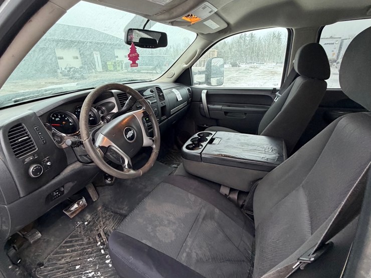 2013-chevrolet-3500-image-8