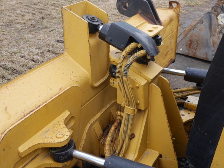 2005-caterpillar-d3-image-6