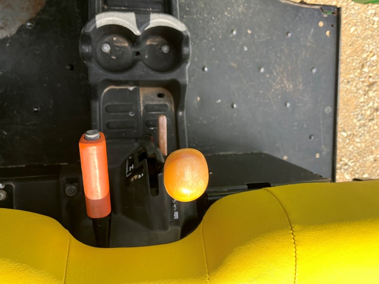 2016-john-deere-gator-image-13