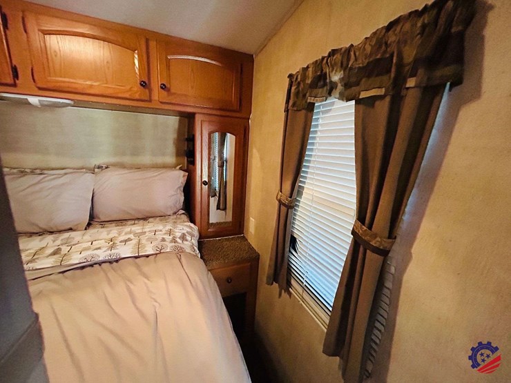 2011-keystone-hornet-platinum-31rbds-t/a-camper-trailer-image-85