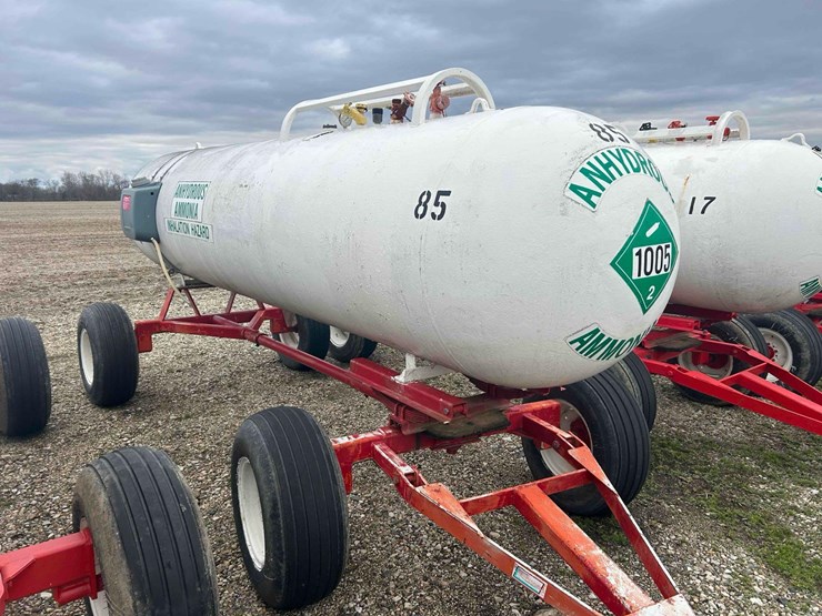 1000-gal.-nh3-tank-on-gear-#85-sells-offsite-image-1