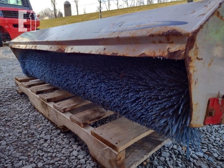 ventrac-3400l-lawn-mower-w/blade-&-broom-image-46