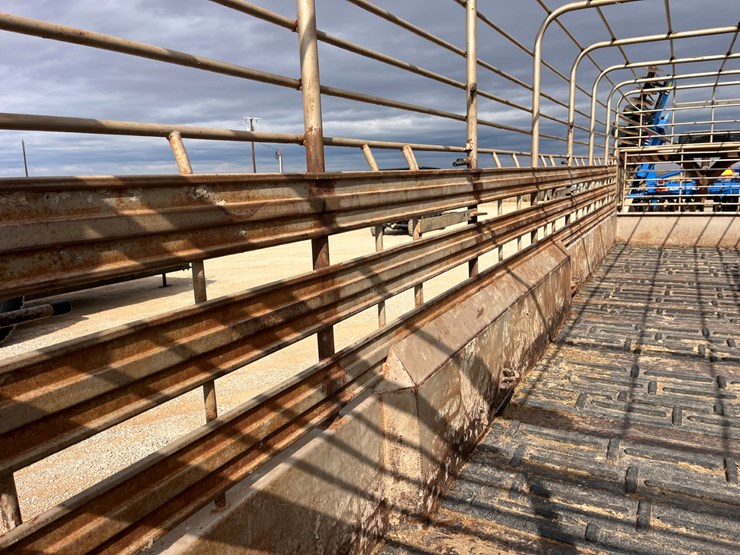 #t8410-•-2010-gn-stock-trailer-image-13