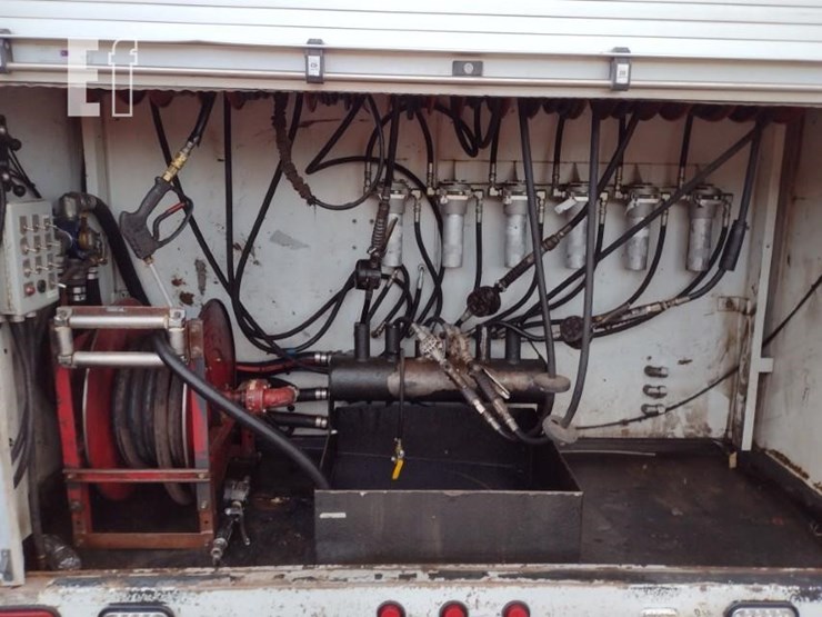 2008-peterbilt-365-image-32