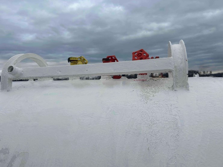 1000-gal.-nh3-tank-on-gear-#61-sells-offsite-image-4