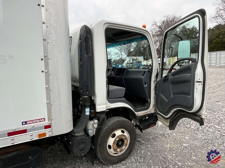 2019-isuzu-npr-image-50