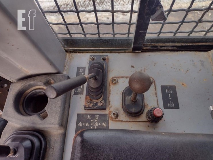 2005-caterpillar-d4g-xl-image-12