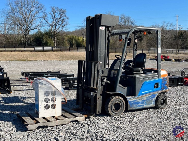 byd-ecb27c-electric-counterbalanced-forklift-image-1