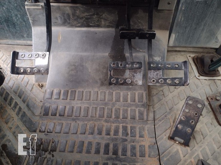 2002-massey-ferguson-4233-image-8