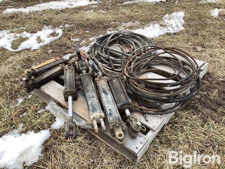 hydraulic-cylinders-and-hoses-image-1