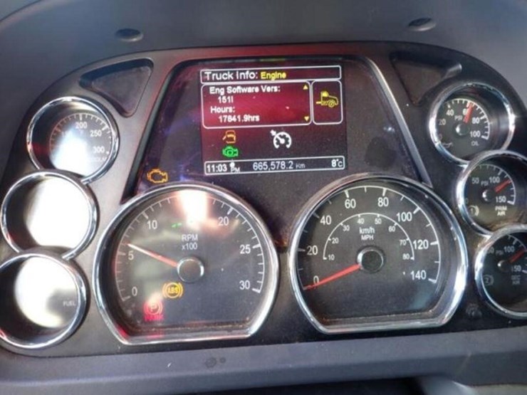 2016-peterbilt-567-image-21