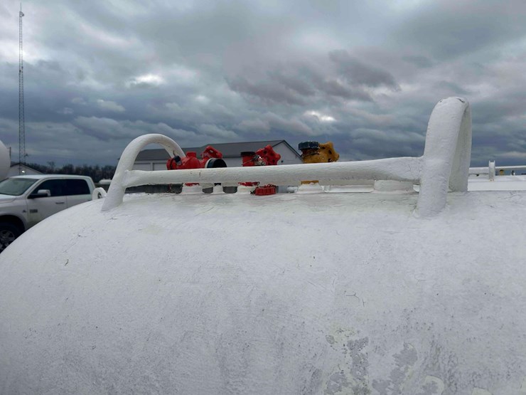 1000-gal.-nh3-tank-on-gear-#6-sells-offsite-image-11