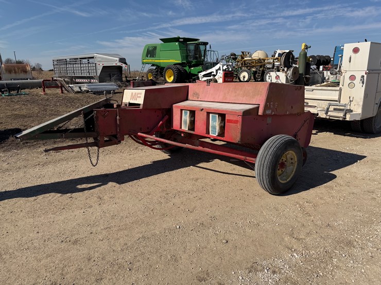 massey-ferguson-126-image-3