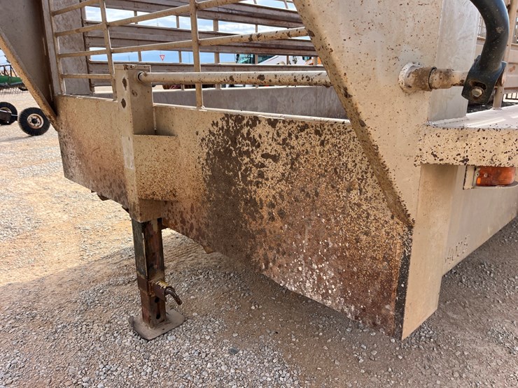 #t8410-•-2010-gn-stock-trailer-image-2