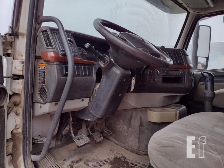 12-volvo-vhd-dump-truck^title^-image-15