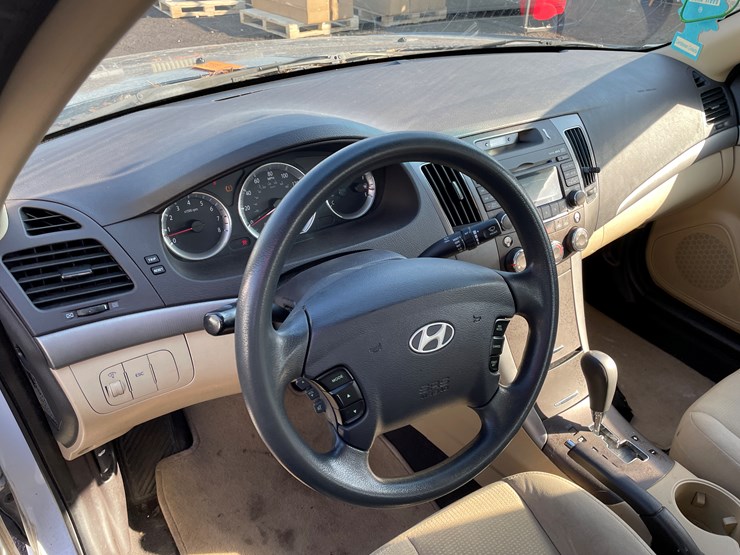 #2029-•-2010-hyundai-sonata-(with-wi-title)-image-25