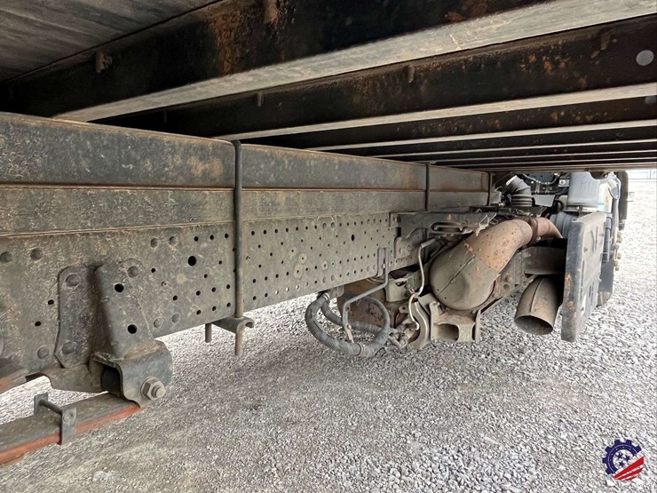 2019-isuzu-npr-image-35