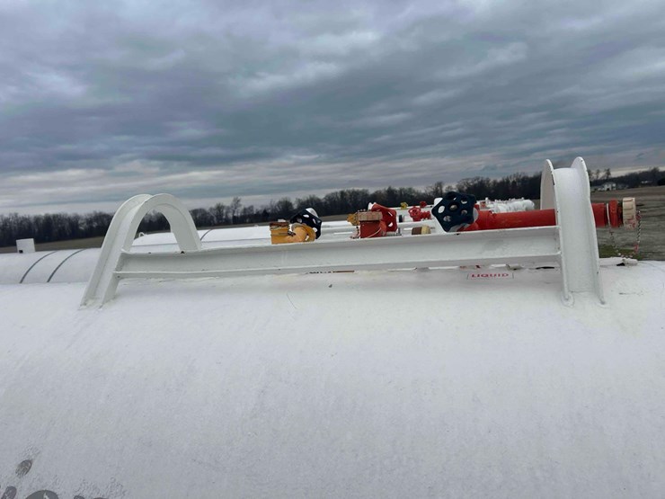 1000-gal.-nh3-tank-on-gear-#19 sells-offsite-image-5