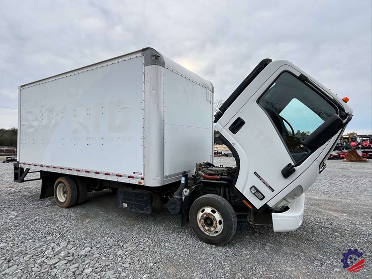 2019-isuzu-npr-image-38