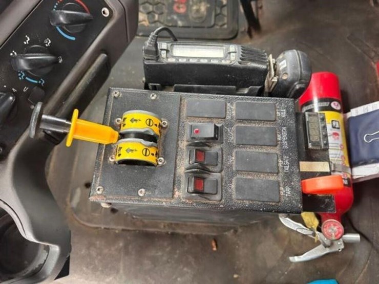 2018-freightliner-114sd-image-39