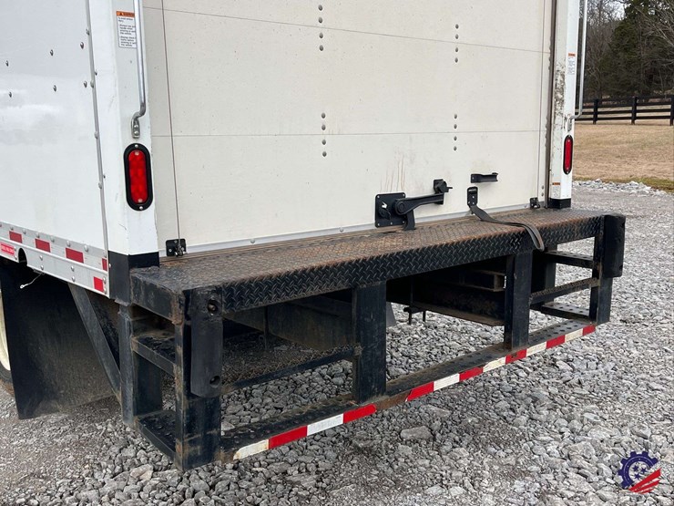 2019-isuzu-npr-image-25