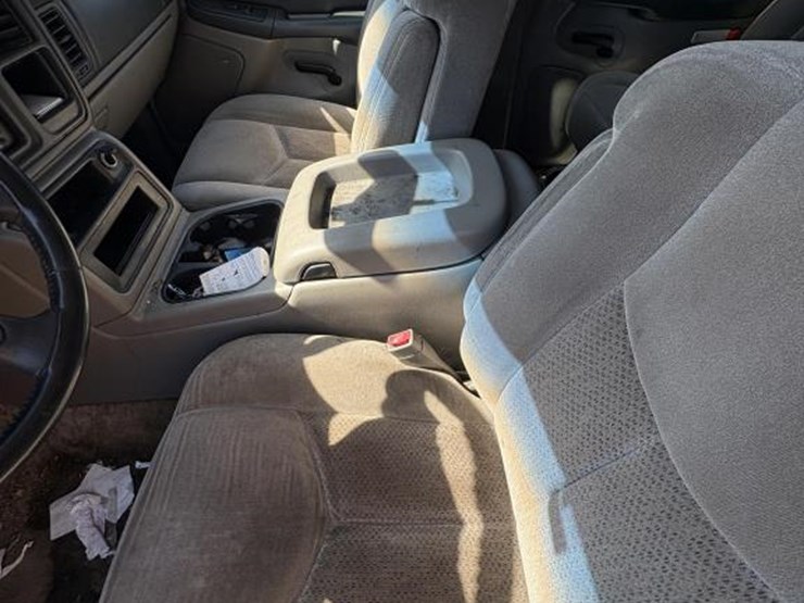 2002-chevrolet-suburban-image-11