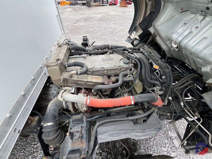 2019-isuzu-npr-image-41