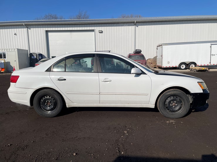 #2029-•-2010-hyundai-sonata-(with-wi-title)-image-2