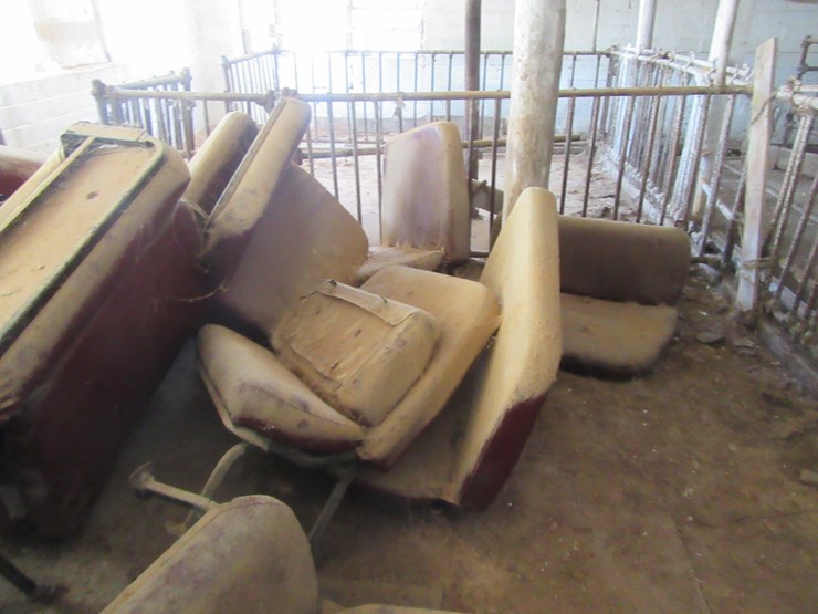 #8986-•-lot-of-bus-seats-image-3