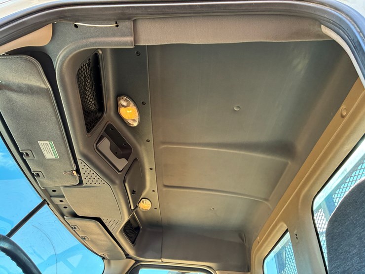 #t8415-•-freightliner-truck-image-9